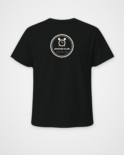 Black regular fit t-shirt, back view, a round SNOOZE CLUB badge with an alarm clock and 5 MIN AUR ROZ – digital mockup