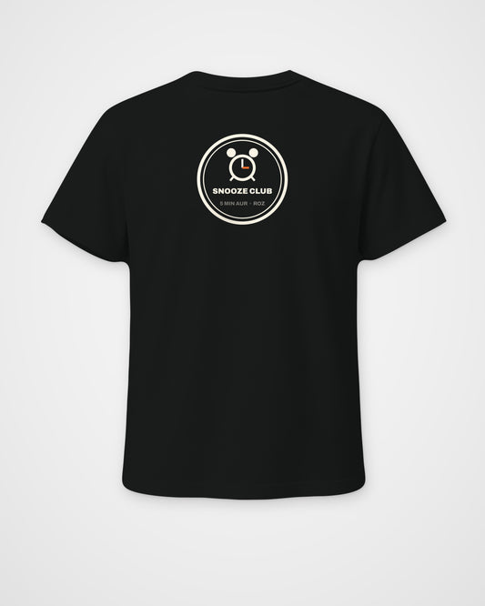 Black regular fit t-shirt, back view, a round SNOOZE CLUB badge with an alarm clock and 5 MIN AUR ROZ – digital mockup