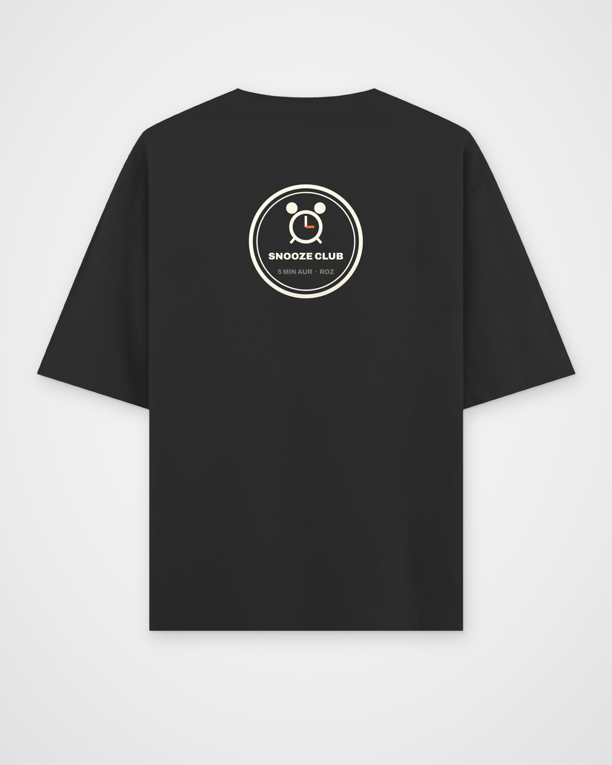 Black oversized t-shirt, back view, a round SNOOZE CLUB badge with an alarm clock and 5 MIN AUR ROZ – digital mockup